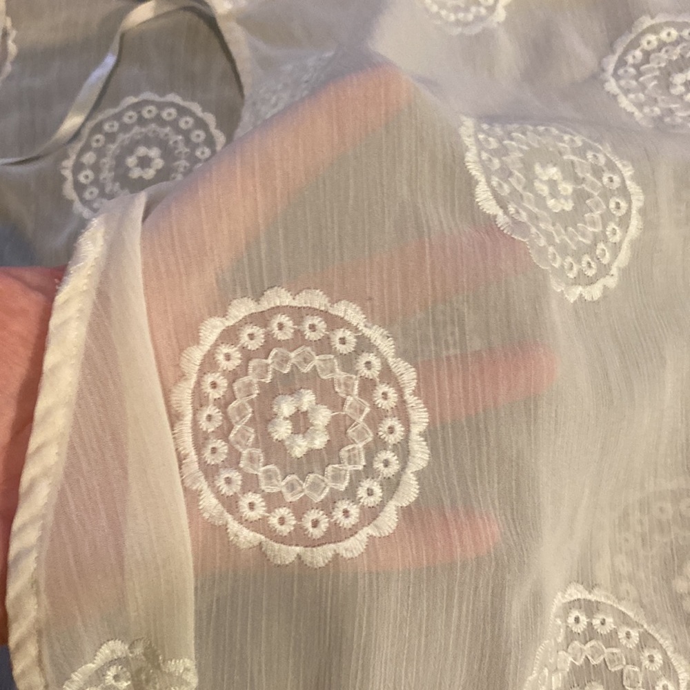 Knox Rose sheer cream kimono. Size S/M. Cute flower pattern. Off-white. - Picture 9 of 16